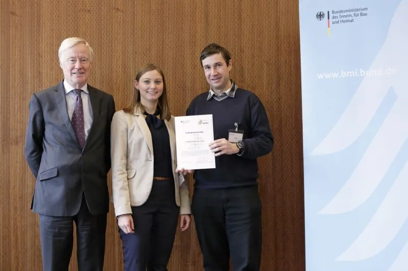 Übergabe der Teilnahmeurkunde zum Netzwerk Daseinsvorsorge an Matthias Sebald (Sachgebietsleiter Dorf- und Regionalentwicklung) und Jana Brittner durch Dr. Michael Frehse, Leiter der Abteilung „Heimat“ im Bundesministerium des Innern, für Bau und Heimat (BMI)  (Foto: Hochschule Neubrandenburg / D. Enters)
